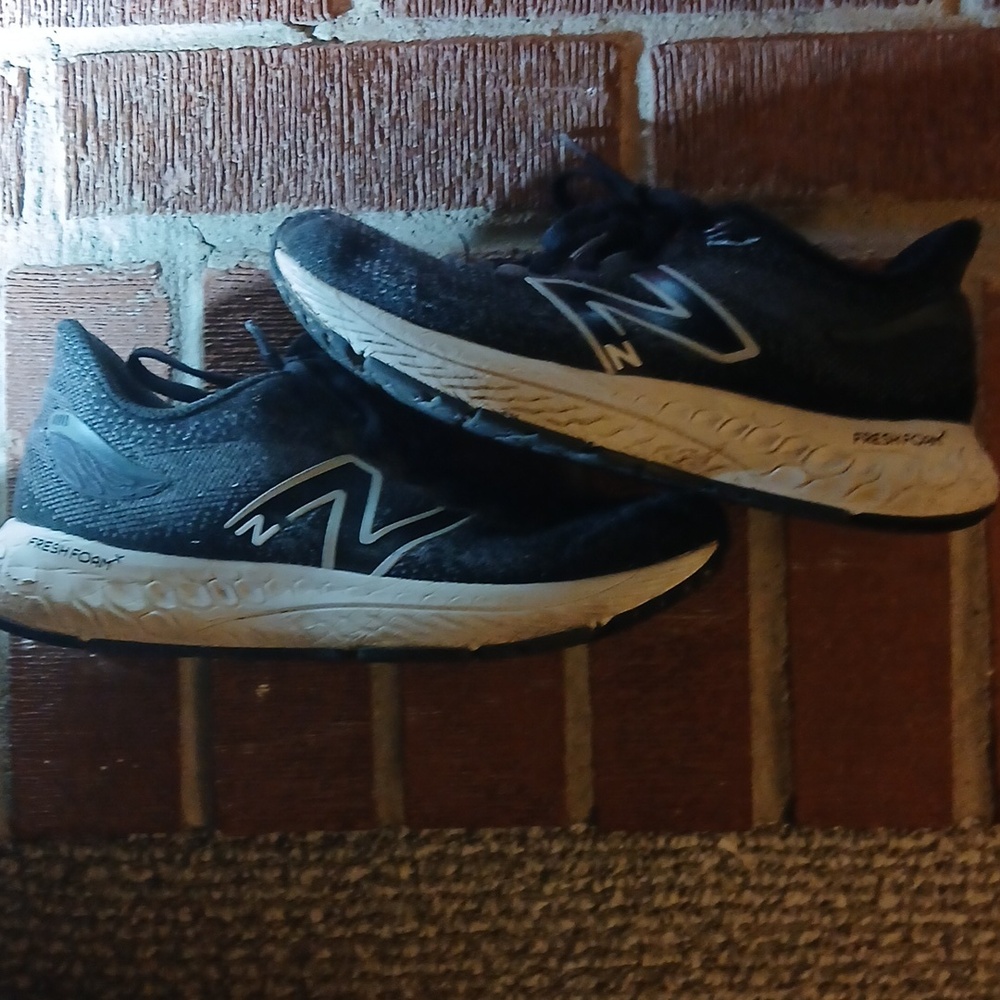 New Balance Little Girls Fresh Foam 880 Black and White Size 2.5.